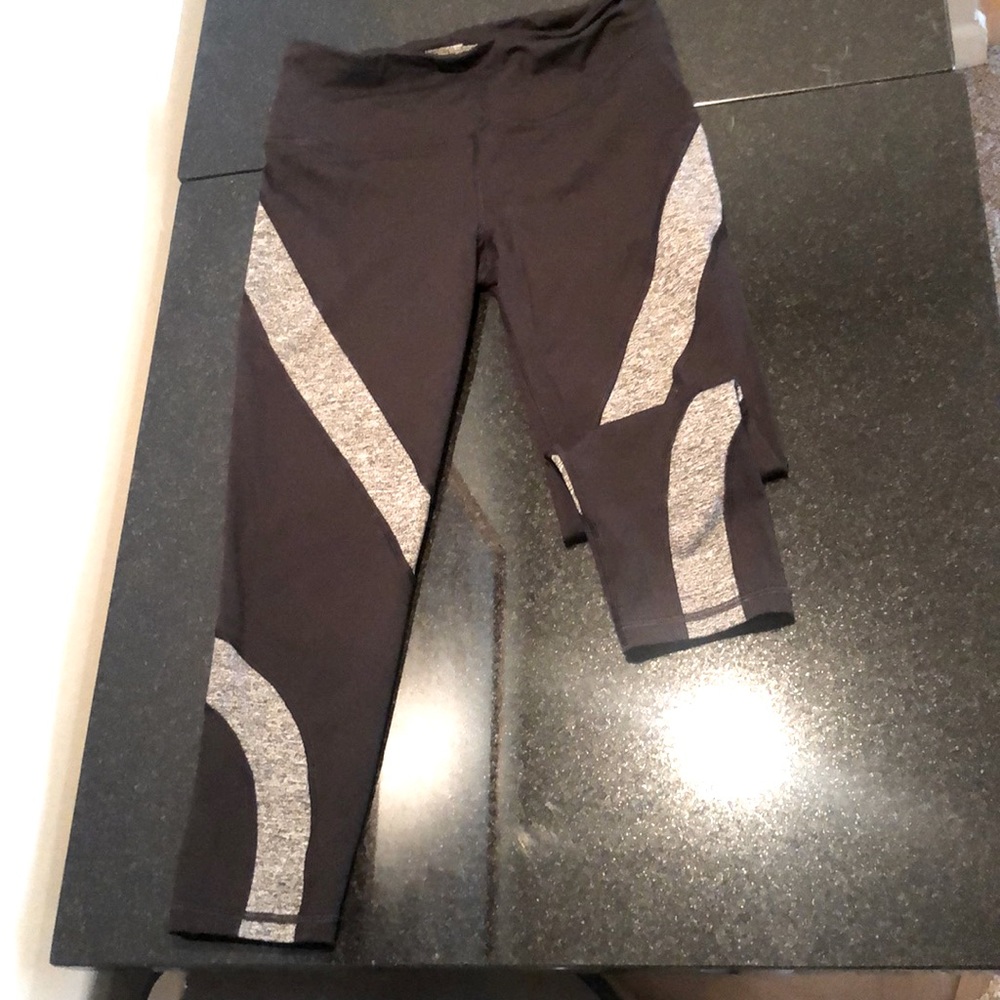 Victoria’s Secret 3/4 length workout leggings